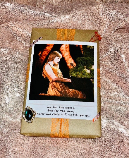 Blind date with a book  (Taylor’s Edition)